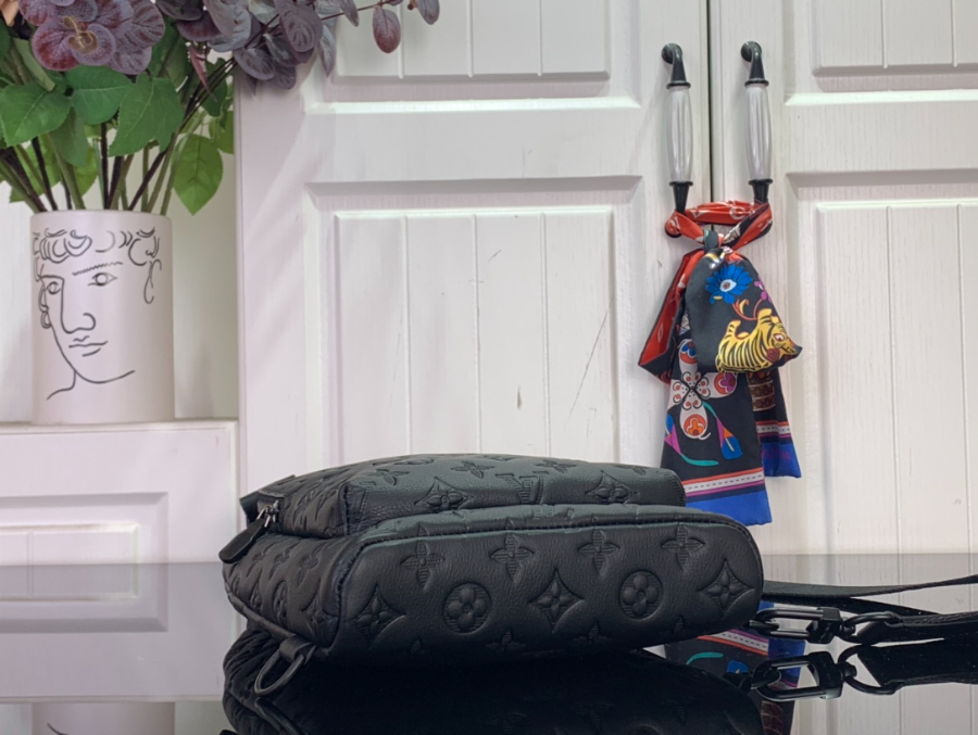 루이비통 듀오 슬링 백 블랙 (20 x 42 x 6)5.jpg