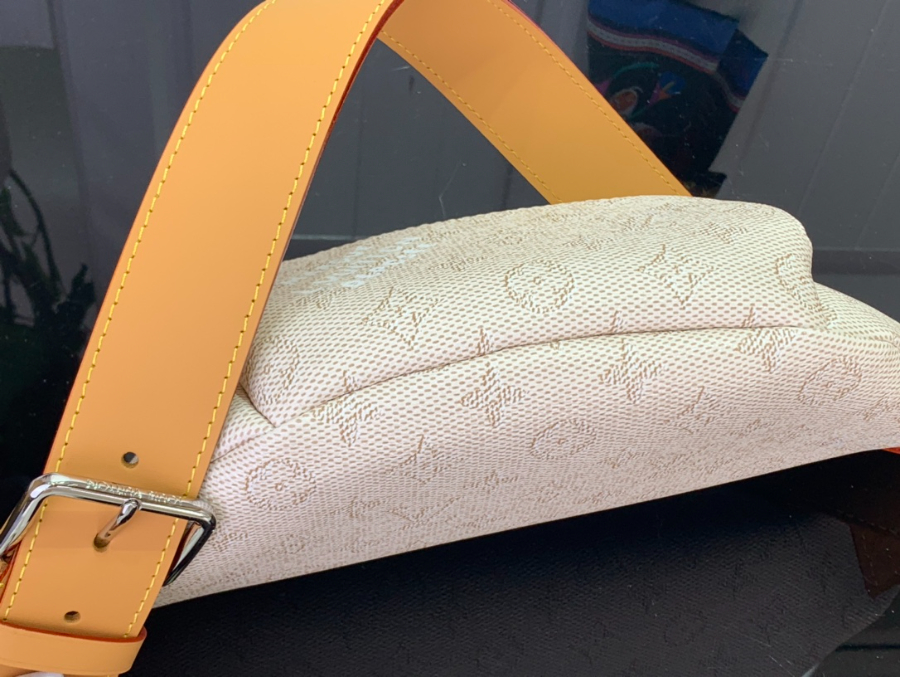 루이비통 러시 범백 베이지 (30 x 15 x 8)6.jpg