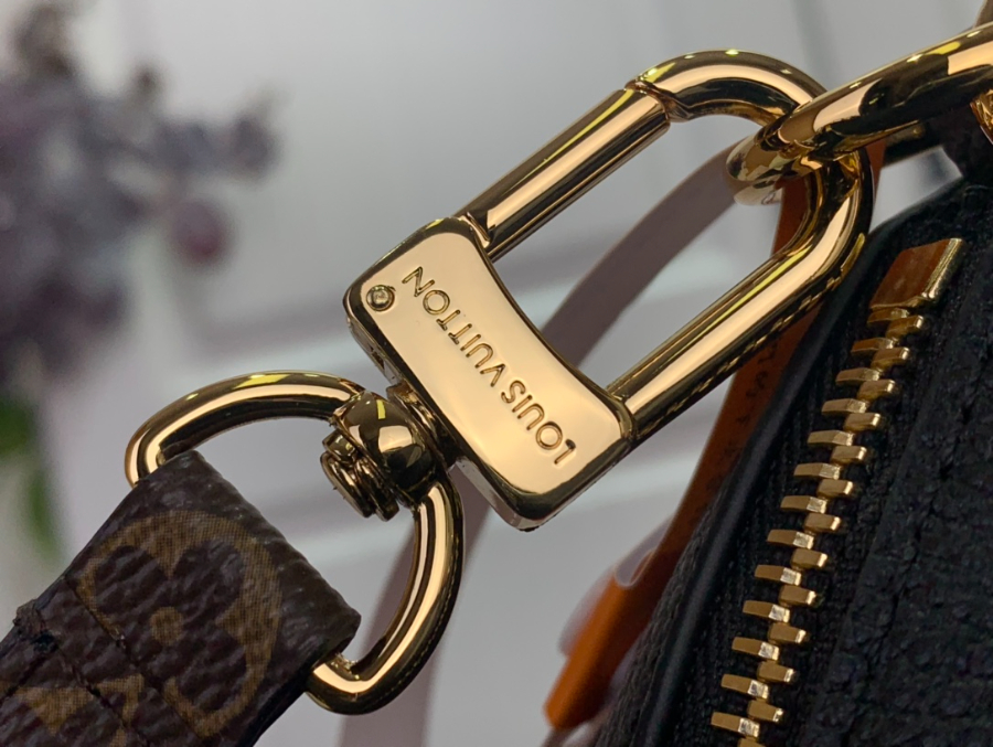 루이비통 멀티패스 블랙 (26 x 10 x 30)6.jpg