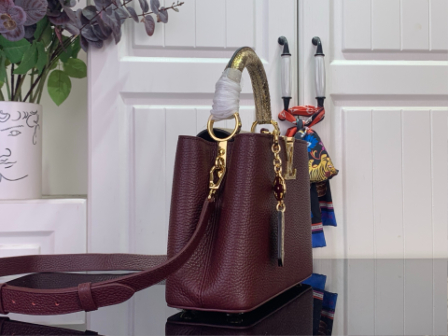 루이비통 카퓌신 BB 와인 뱀가죽 (27 x 17.3 x 9)4.jpg