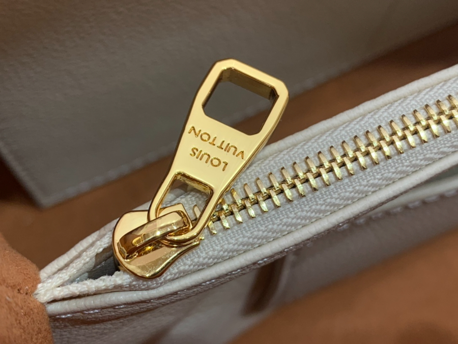 루이비통 카퓌신 MM 수플 베이지 (33 x 24 x 12)7.jpg