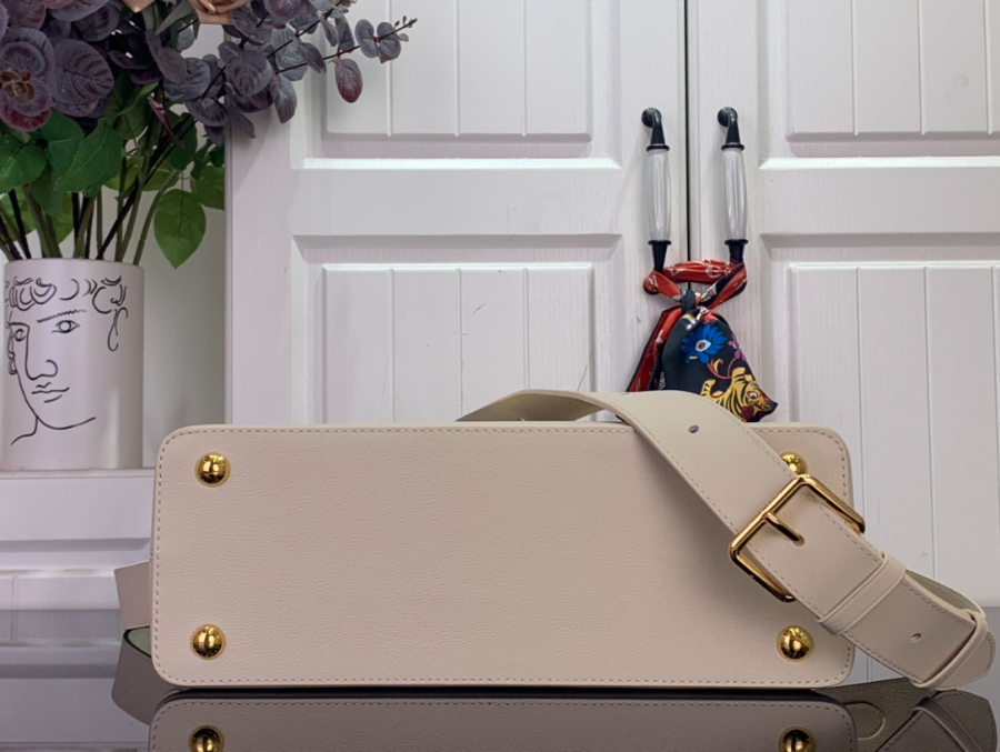 루이비통 카퓌신 MM 수플 베이지 (33 x 24 x 12)5.jpg