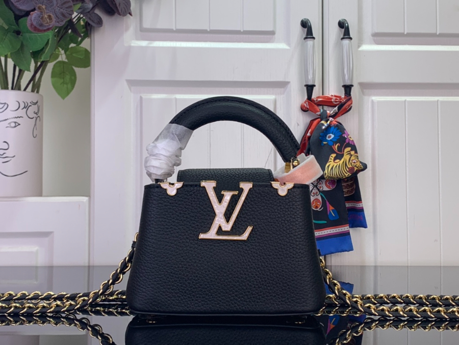 루이비통 카퓌신 나노 블랙 (16.3 x 11 x 6.5)1.jpg