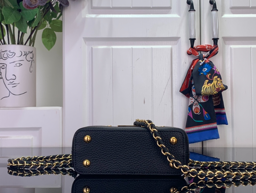 루이비통 카퓌신 나노 블랙 (16.3 x 11 x 6.5)5.jpg