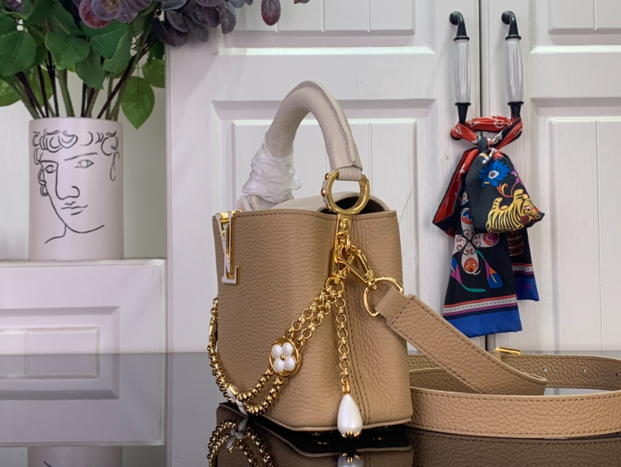 루이비통 카퓌신 미니 베이지 (21 x 14 x 8)4.jpg