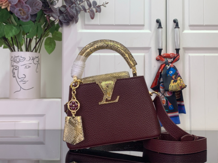 루이비통 카퓌신 미니 와인 뱀가죽 (21 x 14 x 8)1.jpg