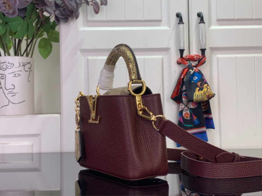 루이비통 카퓌신 미니 와인 뱀가죽 (21 x 14 x 8)4.jpg