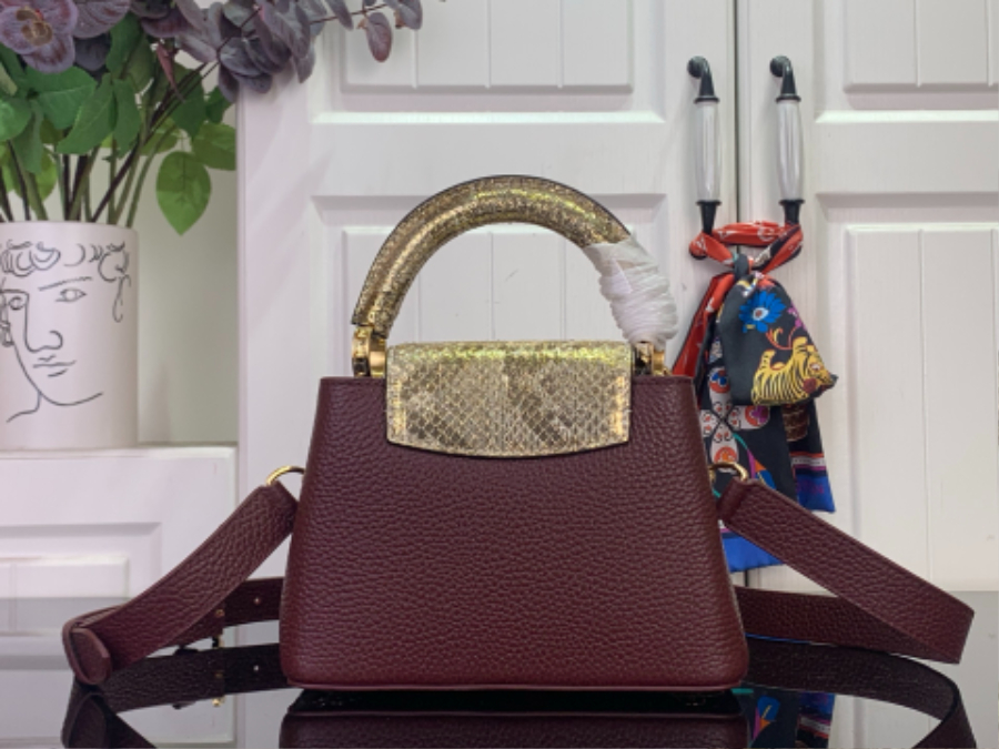 루이비통 카퓌신 미니 와인 뱀가죽 (21 x 14 x 8)2.jpg