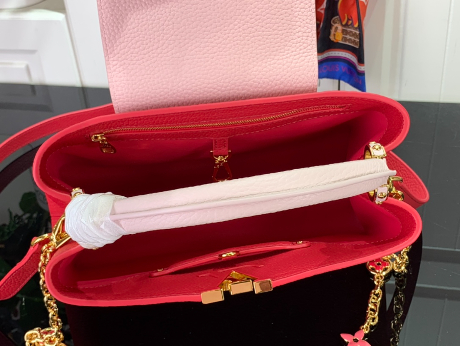 루이비통 카퓌신 미디엄 레드 (31.5 x 20 x 11)3.jpg