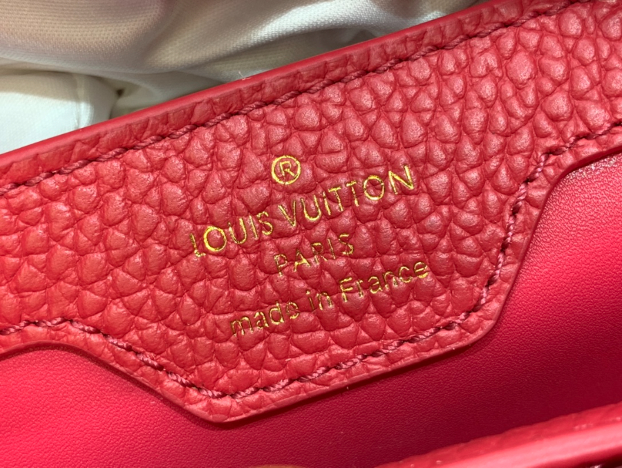 루이비통 카퓌신 미디엄 레드 (31.5 x 20 x 11)9.jpg