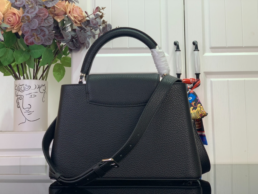 루이비통 카퓌신 미디엄 블랙 (20 x 11 x 31.5)2.jpg