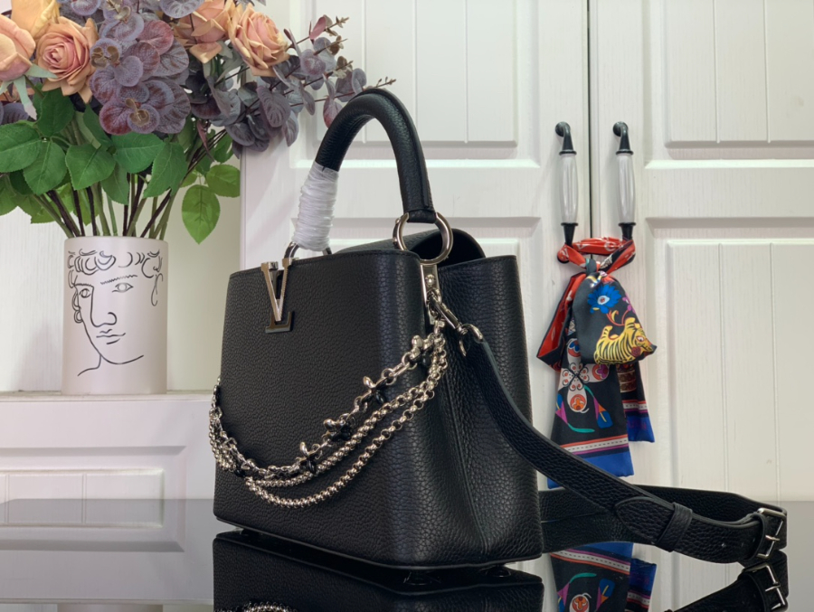 루이비통 카퓌신 미디엄 블랙 (20 x 11 x 31.5)4.jpg