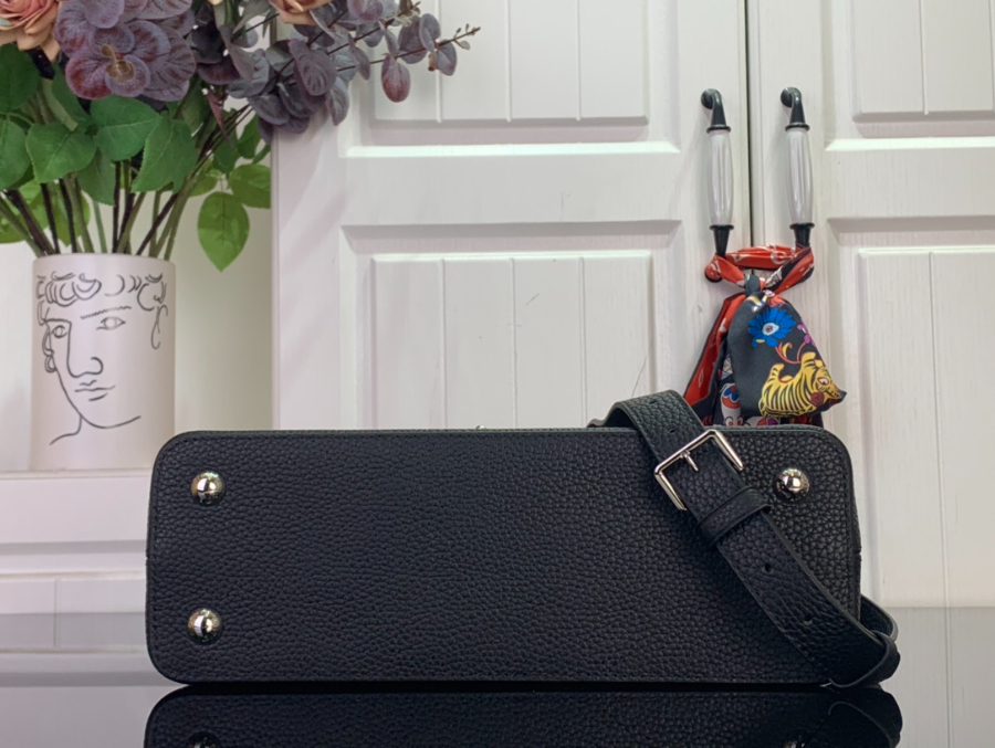 루이비통 카퓌신 미디엄 블랙 (20 x 11 x 31.5)5.jpg