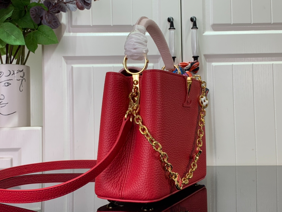 루이비통 카퓌신 스몰 레드 274.jpg