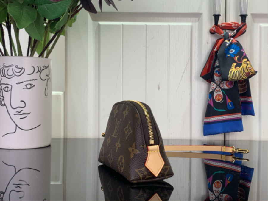 루이비통 코스메틱 퍼스 (13.5 x 9 x 5.5)4.jpg