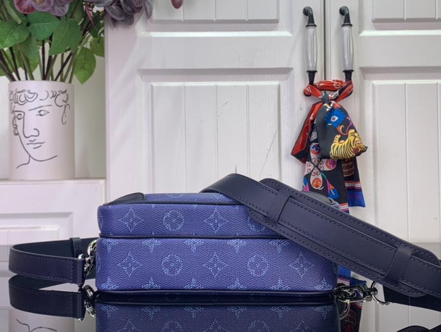 루이비통 닐 M26823 17.51125cm 블루5.jpg