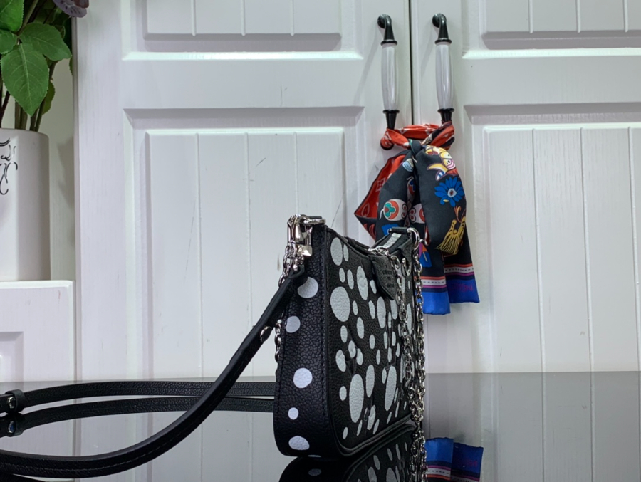 루이비통 x 야요이 쿠사마 이지 파우치 온 스트랩 블랙 화이트 1911.53cm M819083.jpg