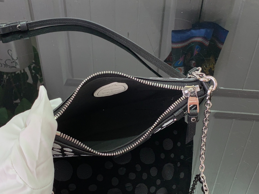 루이비통 x 야요이 쿠사마 이지 파우치 온 스트랩 블랙 화이트 1911.53cm M819085.jpg