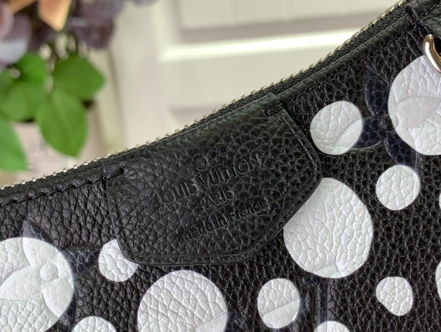 루이비통 x 야요이 쿠사마 이지 파우치 온 스트랩 블랙 화이트 1911.53cm M819088.jpg