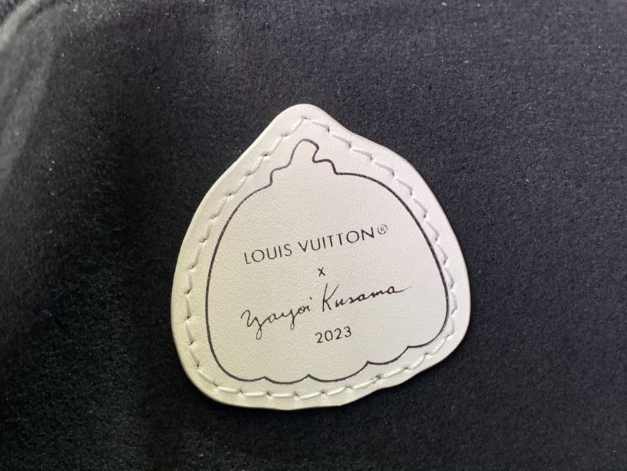 루이비통 x 야요이 쿠사마 이지 파우치 온 스트랩 블랙 화이트 1911.53cm M819089.jpg