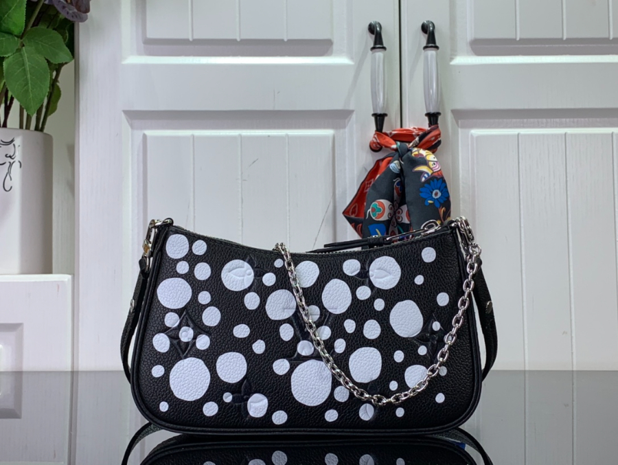 루이비통 x 야요이 쿠사마 이지 파우치 온 스트랩 블랙 화이트 1911.53cm M819082.jpg