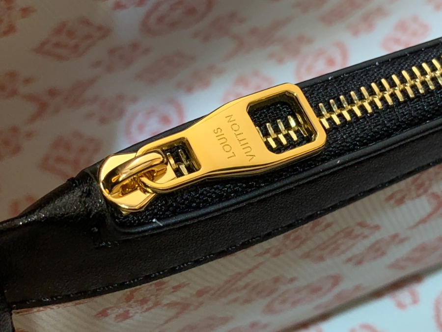 루이비통 카퓌신 BB M26004 27918cm 블랙7.jpg