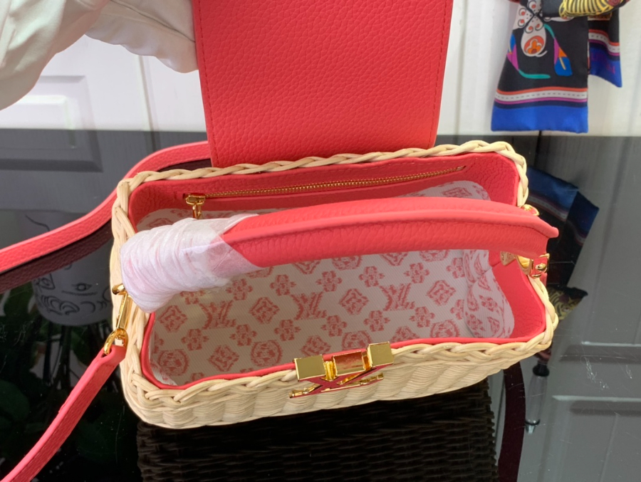 루이비통 카퓌신 미니 M14365 21814cm 레드3.jpg