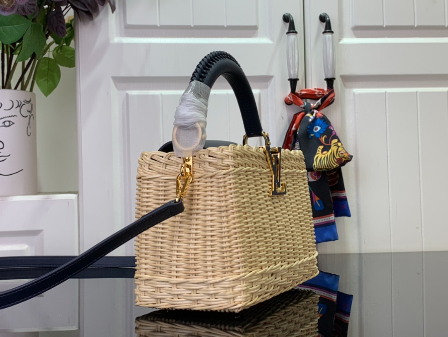 루이비통 카퓌신 미니 M26003 21814cm 블랙4.jpg