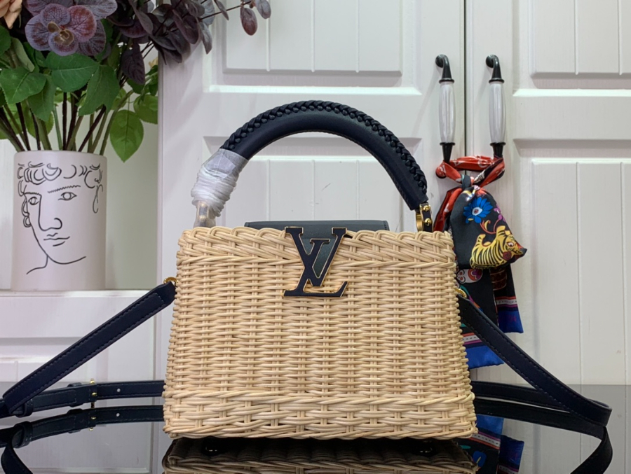 루이비통 카퓌신 미니 M26003 21814cm 블랙1.jpg