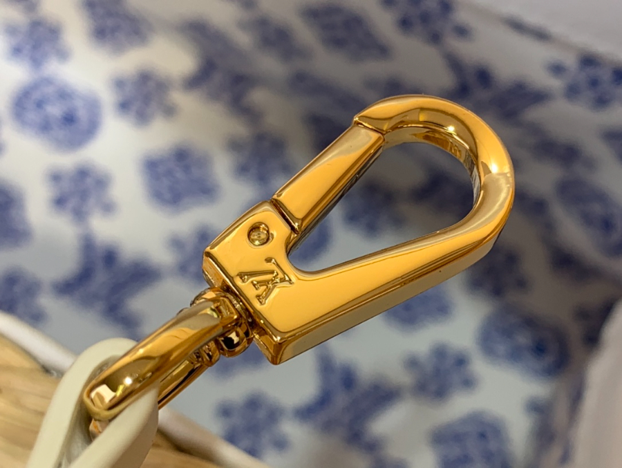 루이비통 카퓌신 미니 M26004 21814cm 화이트8.jpg