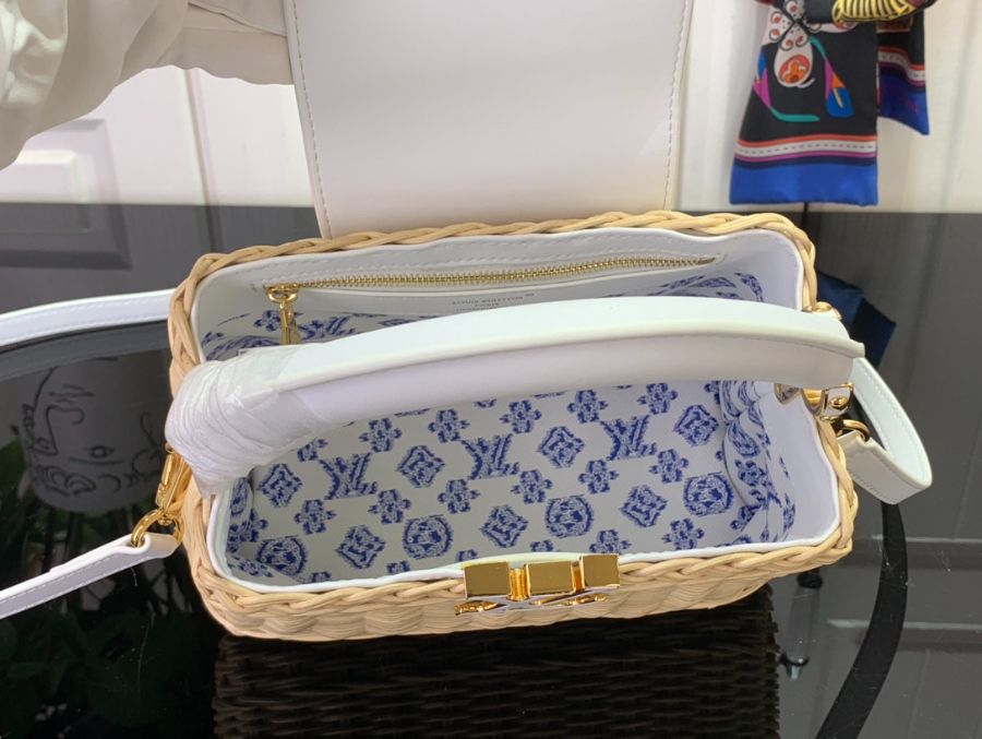 루이비통 카퓌신 미니 M26004 21814cm 화이트3.jpg