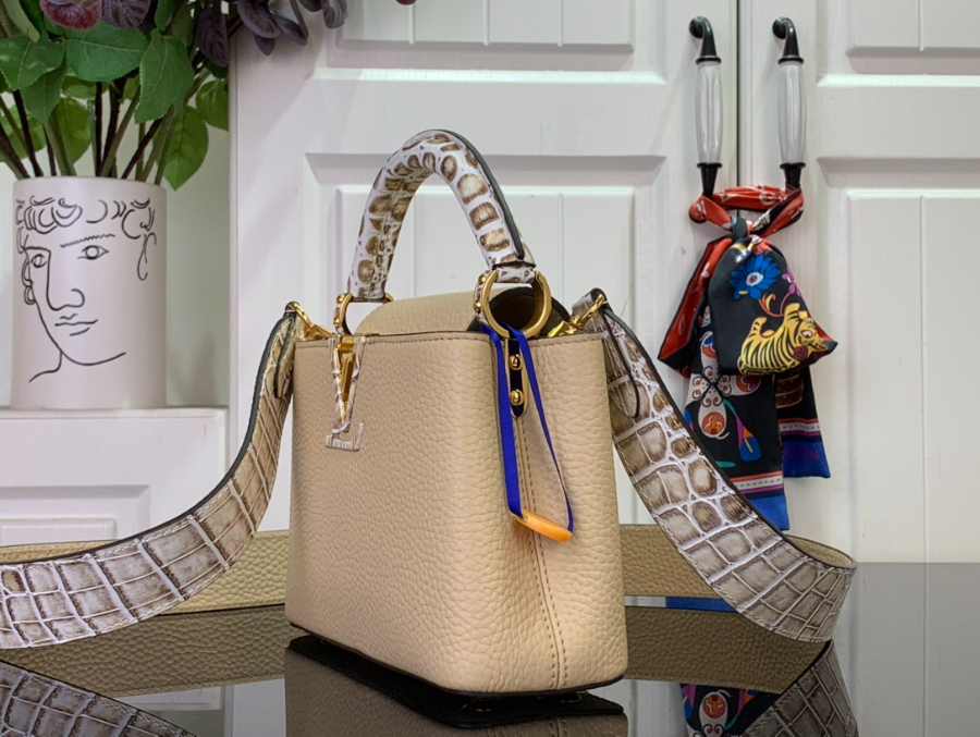 루이비통 카퓌신 미니 악어무늬 21148cm M86036 베이지3.jpg