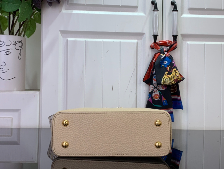 루이비통 카퓌신 미니 악어무늬 21148cm M86036 베이지4.jpg