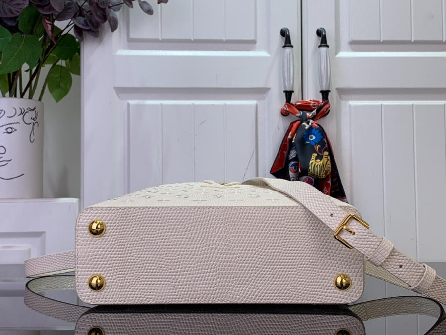 루이비통 카퓌신 BB 로고 자수 M48865 27917.3cm 화이트5.jpg