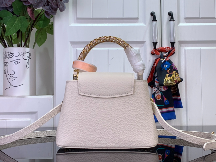 루이비통 카퓌신 미니 M14177 13.6821cm 아이보리2.jpg