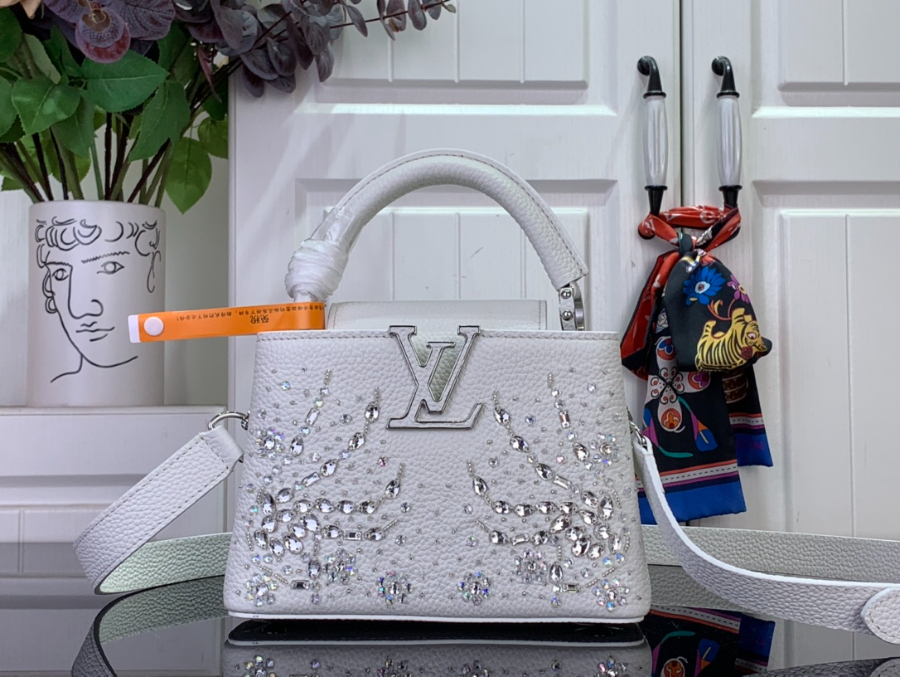 루이비통 카퓌신 미니 M25934 2113.68cm 화이트1.jpg