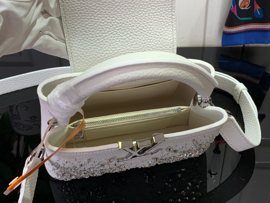 루이비통 카퓌신 미니 M25934 2113.68cm 화이트3.jpg