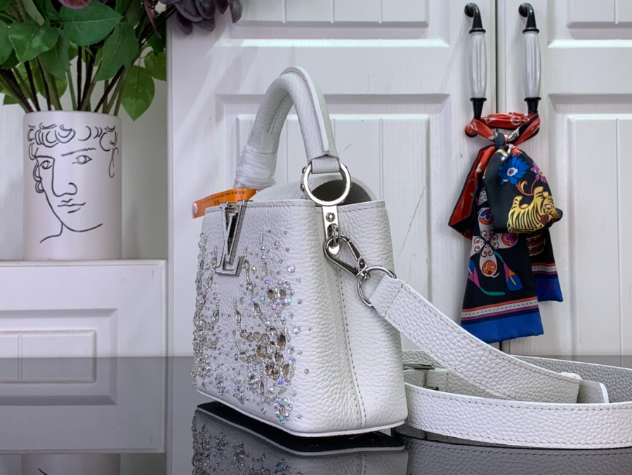 루이비통 카퓌신 미니 M25934 2113.68cm 화이트4.jpg