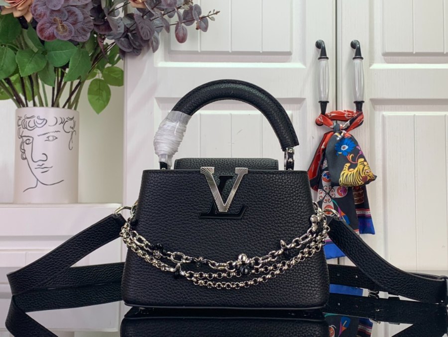 루이비통 카퓌신 미니 블랙1.jpg