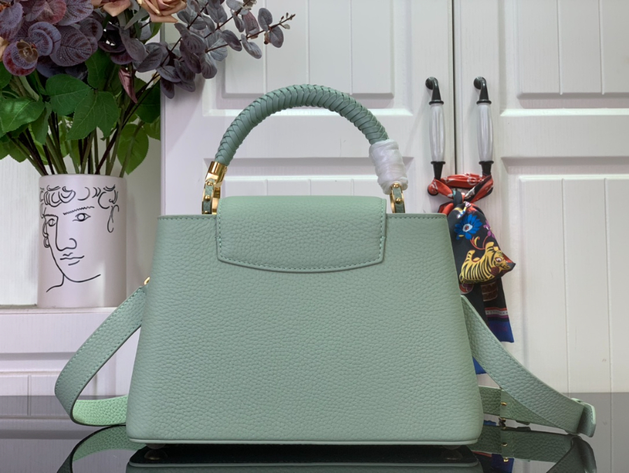 루이비통 카퓌신 스몰 17.3927cm M15157 연그린2.jpg