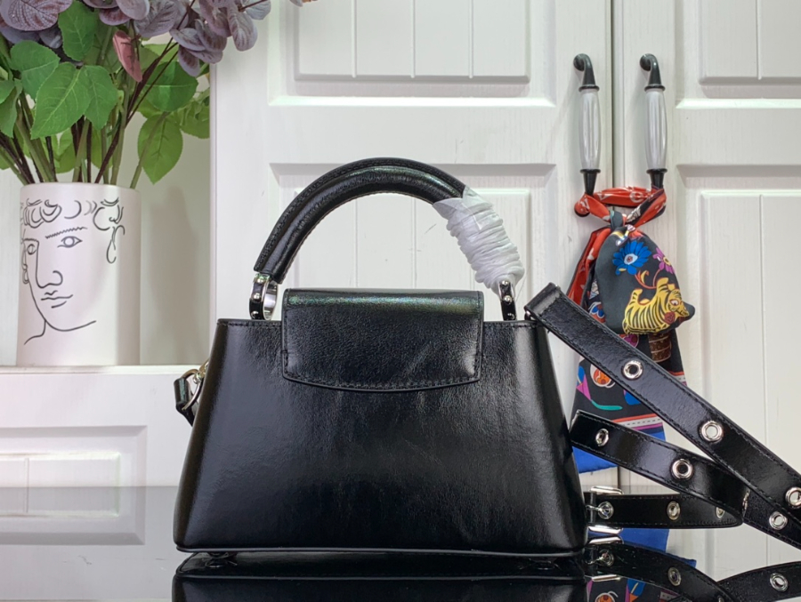 루이비통 카퓌신 이스트 웨스트 미니 M25492 14821cm 블랙2.jpg