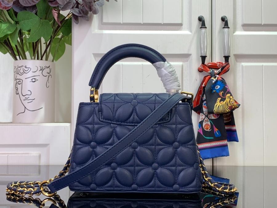 루이비통 카퓌신 이스트 웨스트 미니 네잎클로버 M25283 13.6821cm 네이비2.jpg