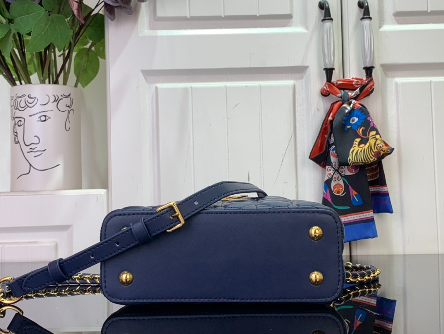 루이비통 카퓌신 이스트 웨스트 미니 네잎클로버 M25283 13.6821cm 네이비5.jpg