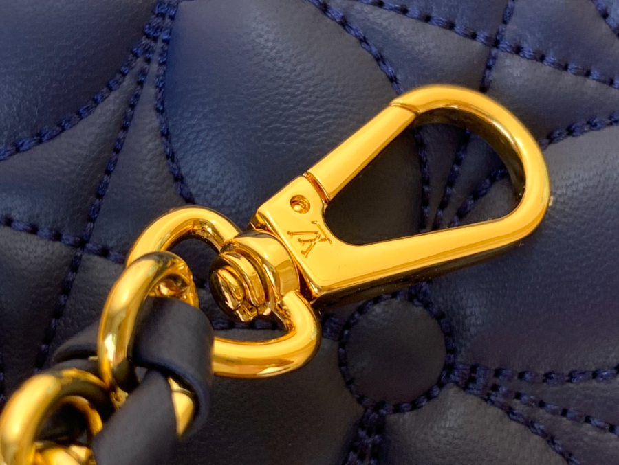 루이비통 카퓌신 이스트 웨스트 미니 네잎클로버 M25283 13.6821cm 네이비7.jpg