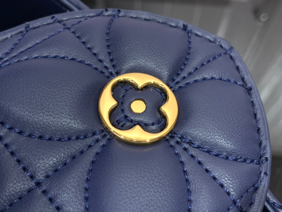 루이비통 카퓌신 이스트 웨스트 스몰 네잎클로버 M25283 17.3927cm 네이비7.jpg