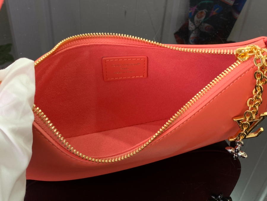 루이비통 포쉐트 LV 블룸 M25525 23104cm 라이트 레드3.jpg