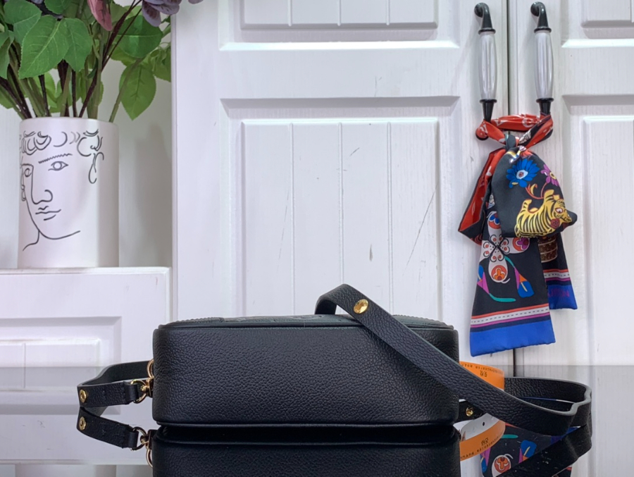 루이비통 타이니 카메라 백 M26509 13619cm 블랙5.jpg