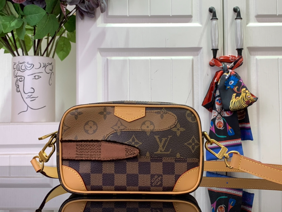 루이비통 트로카데로 미니 M26020 136.520cm 브라운1.jpg