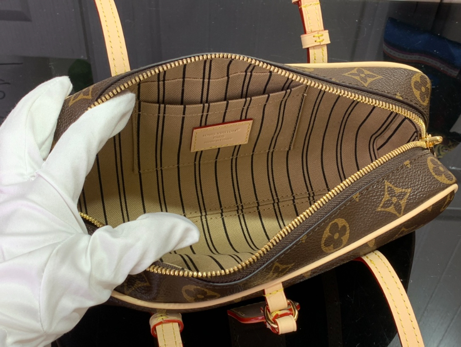루이비통 행 온 M47031 11.56.526cm3.jpg