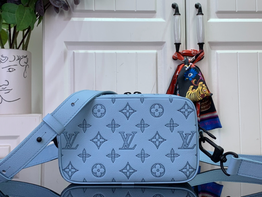 루이비통 알파 웨어러블 월릿 M14790 1118.56.5cm2.jpg